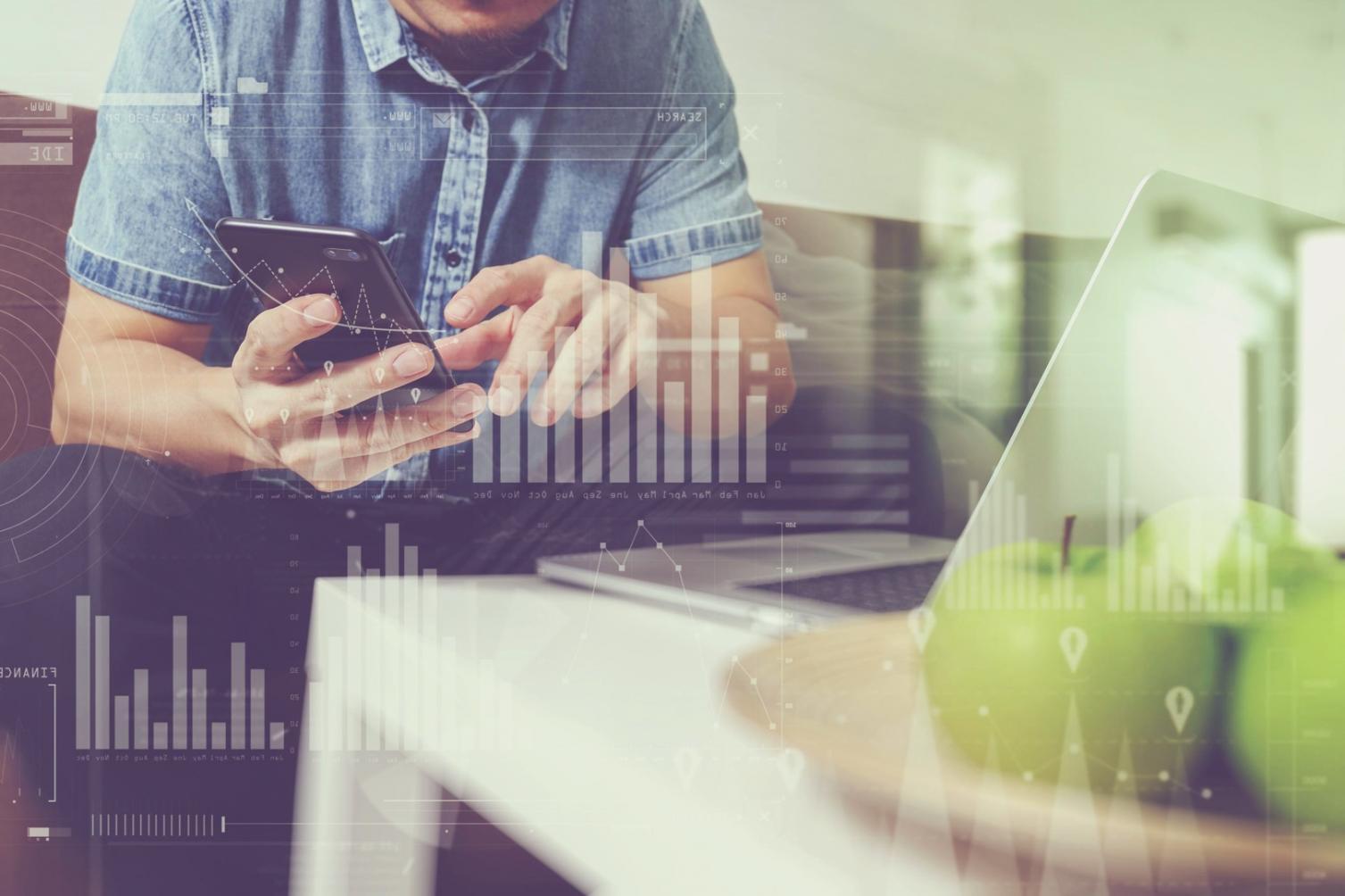 Arbeitsplatz mit Laptop und Notizen zur Website-Analyse