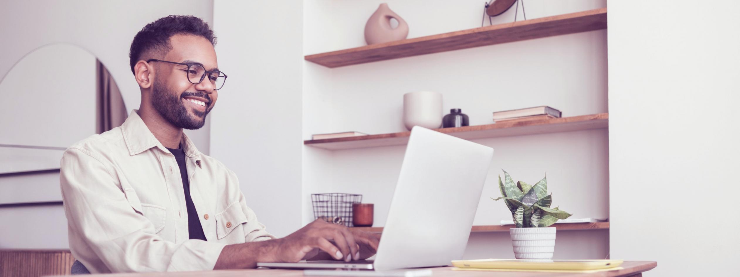 Seminarraum mit Teilnehmern beim gemeinsamen Lernen